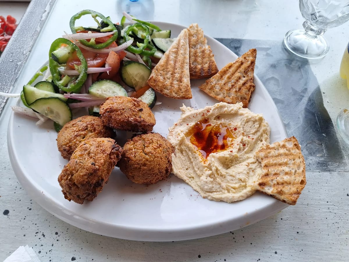 Assiette de falafels, houmous et salade fraîche avec pain triangulaire