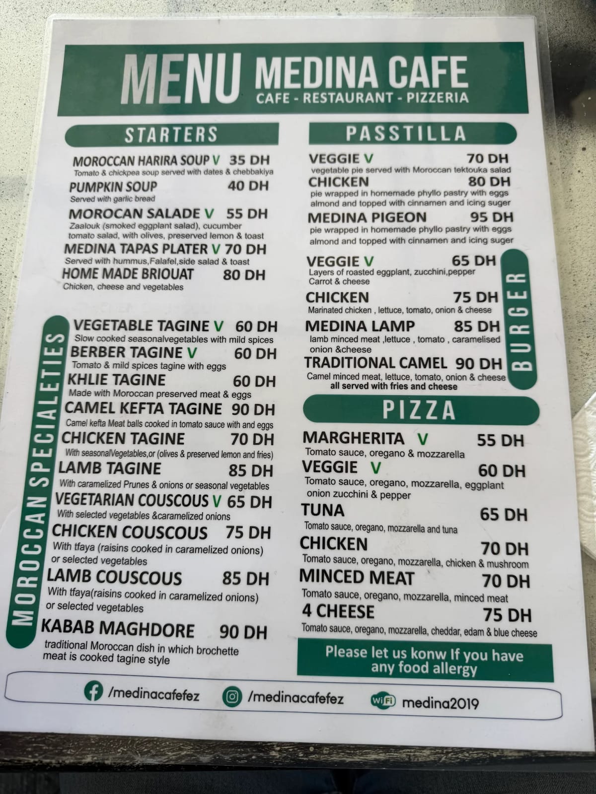 Carte du restaurant présentant tajines, couscous, pizzas et burgers avec prix en dirhams