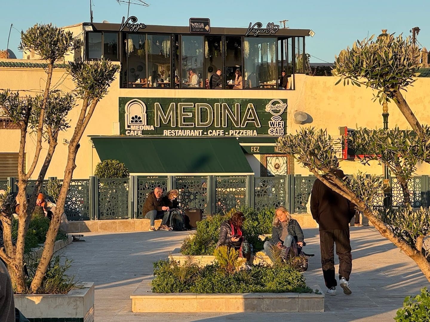 Façade du Medina Cafe & Restaurant avec terrasse ensoleillée près de Bab Boujloud