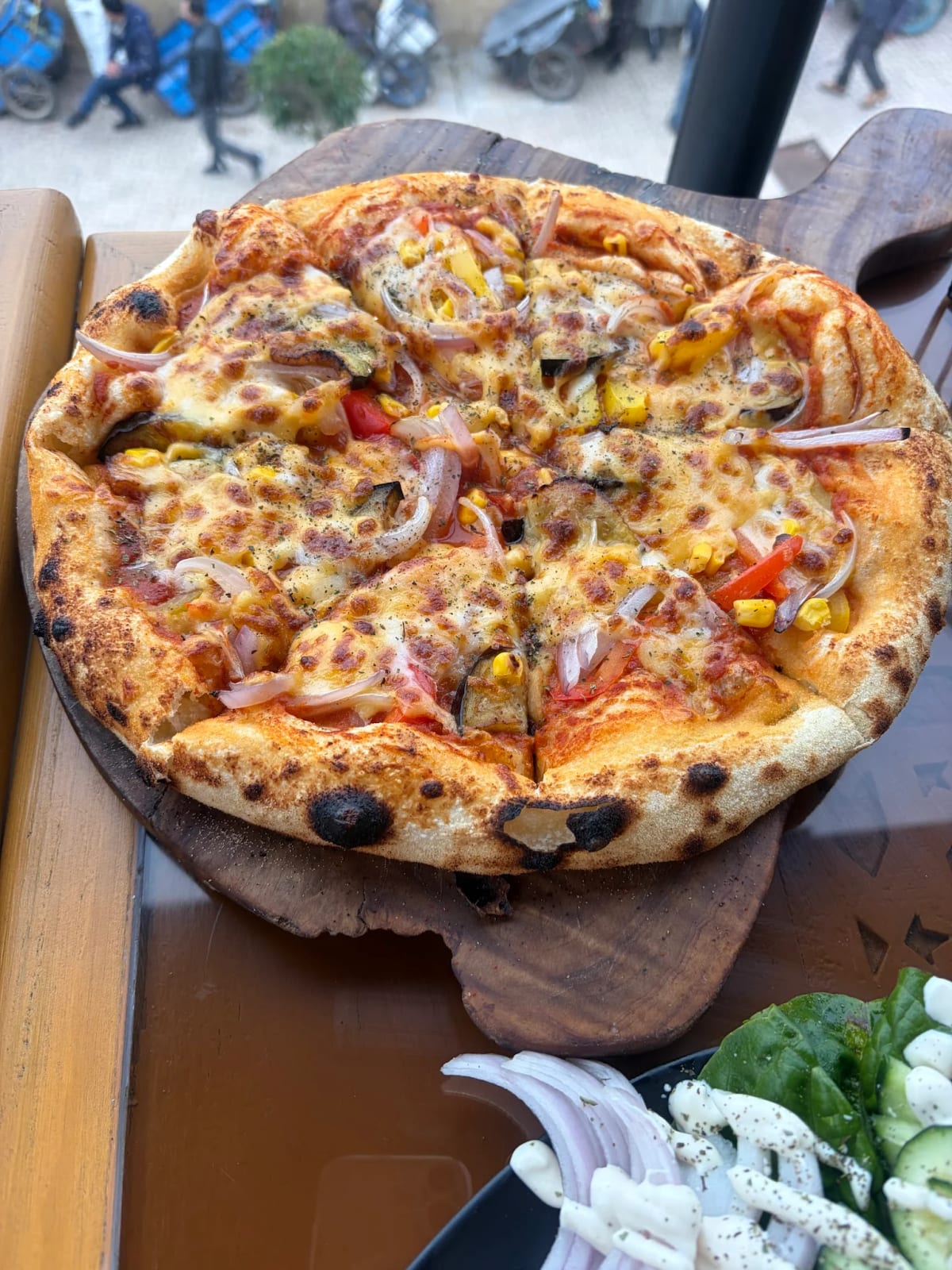 Pizza cuite au four garnie de légumes et de fromage fondant