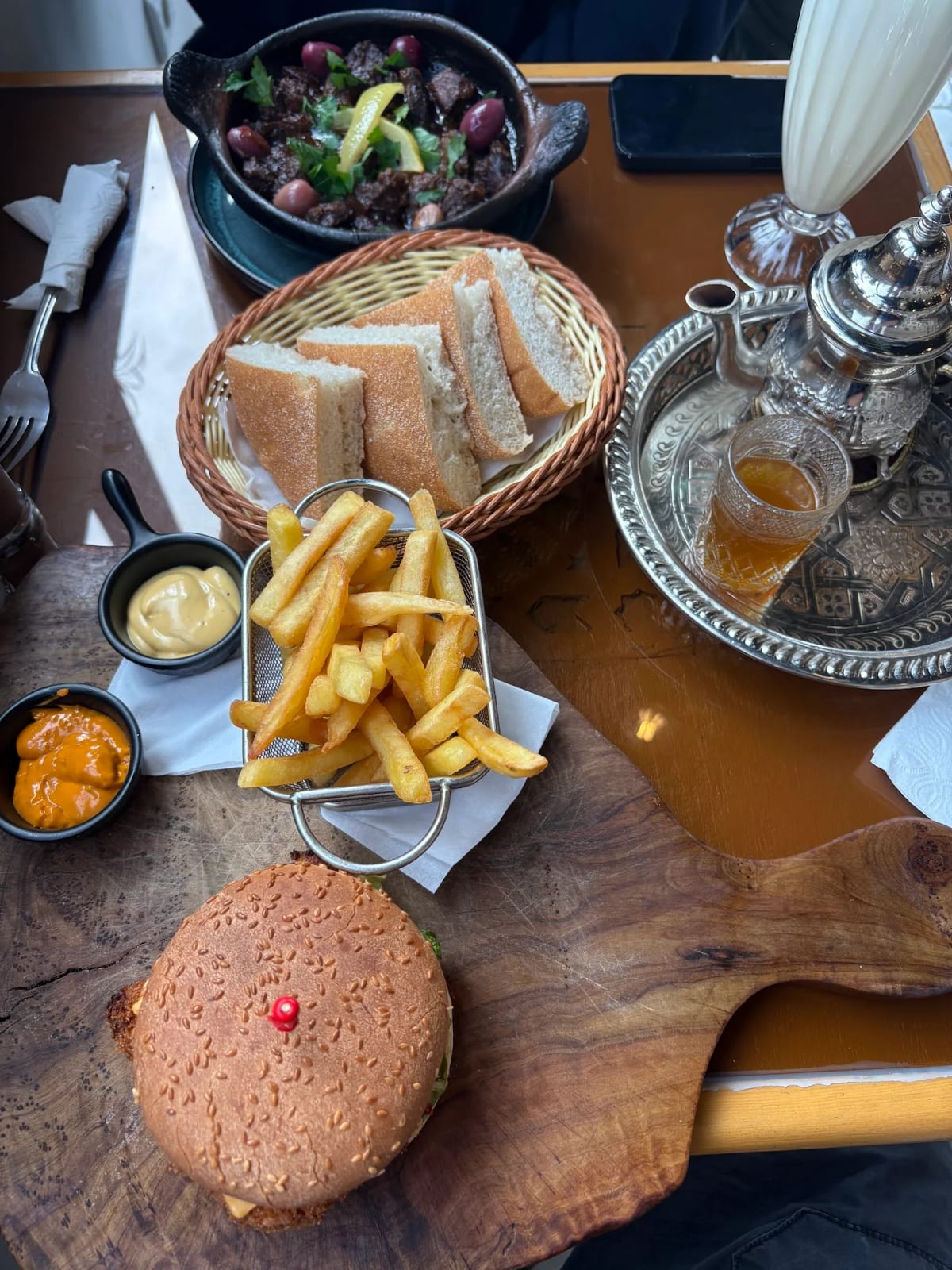 Table avec corbeille de pain, frites et service à thé marocain