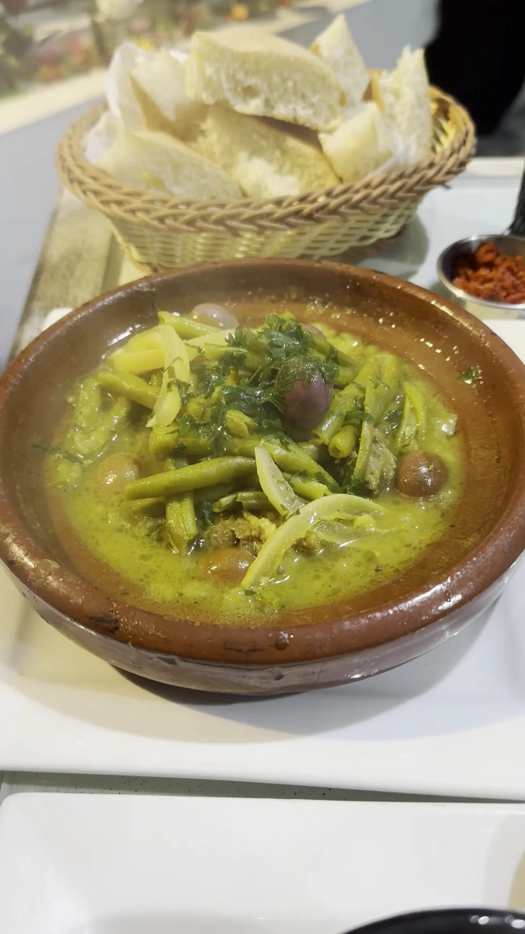 Tajine de légumes verts en plat traditionnel marocain